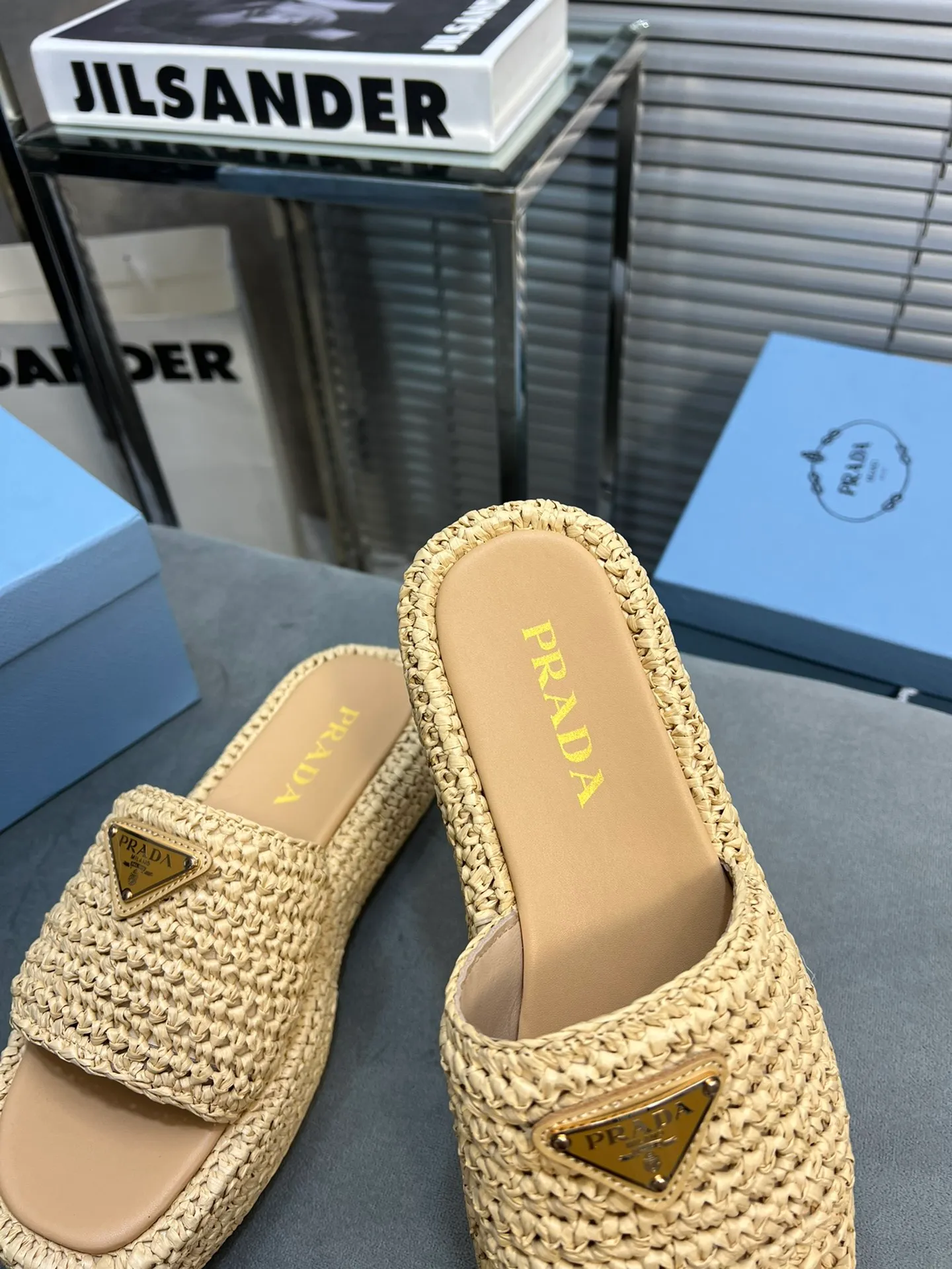 👟👟Ex-factory price 420👟👟 Prada’s new woven shoes and straw slippers! This year's popular straw series, lazy people's must-have slippers, look so good on your feet! ●Material: original uniform grass weave ●Inner padding: sheepskin lining ●Outsole: rubber outsole ●Number of yards: 35～40 (40 41 customized)